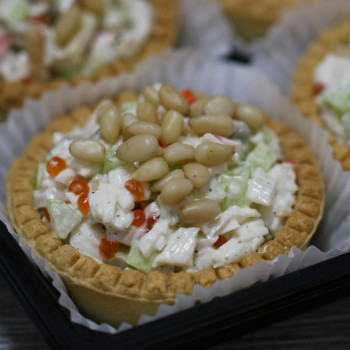 Салат из снежного краба с огурцом, красной икрой и кедровыми орешками